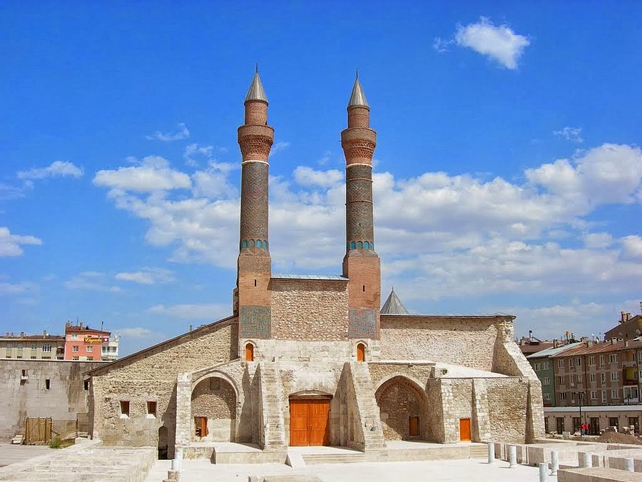 Sivas tarihi, kültürü, sanatı ile ünlü ve Selçuklu, Osmanlı ve Cumhuriyeti içinde barındıran ve aynı zamanda önemli bir coğrafi konuma sahip bir ilimizdir.