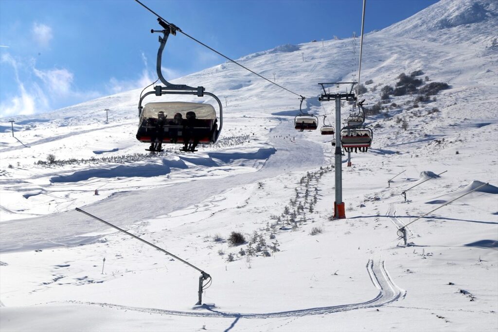 Yıldız dağı Kayak Pisti, İç Anadolu bölgesi Sivas İli sınırları içerisinde bulunan Yıldız dağı (2552 mt) üzerinde bulunan kayak pisti Sivas şehir merkezine 58 km mesafedir. 