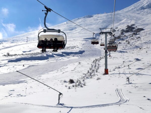 Yıldız dağı Kayak Pisti, İç Anadolu bölgesi Sivas İli sınırları içerisinde bulunan Yıldız dağı (2552 mt) üzerinde bulunan kayak pisti Sivas şehir merkezine 58 km mesafedir.